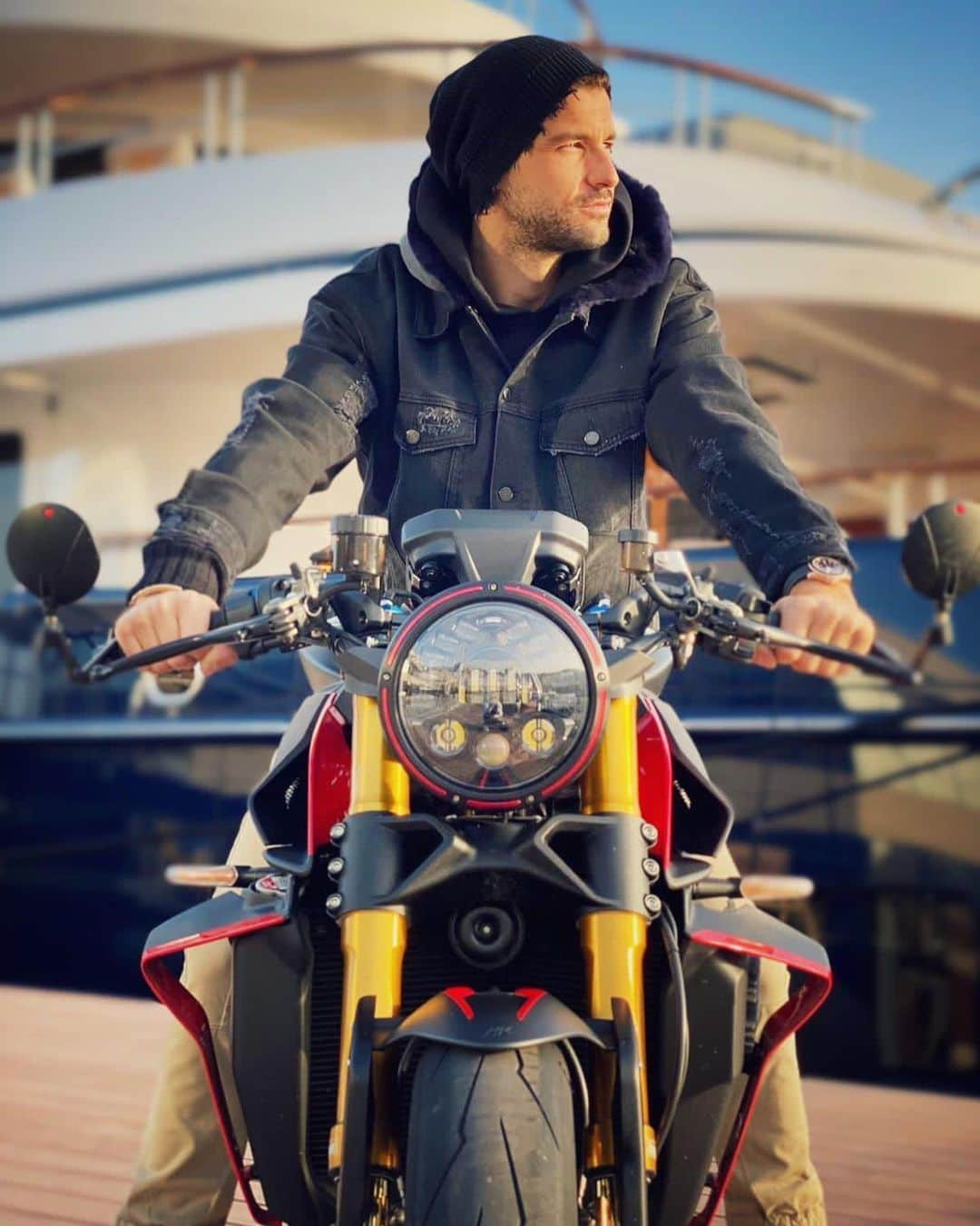 グリゴール・ディミトロフさんのインスタグラム写真 - (グリゴール・ディミトロフInstagram)「Always take the scenic route 🏍 #sundayfunday」11月22日 19時44分 - grigordimitrov