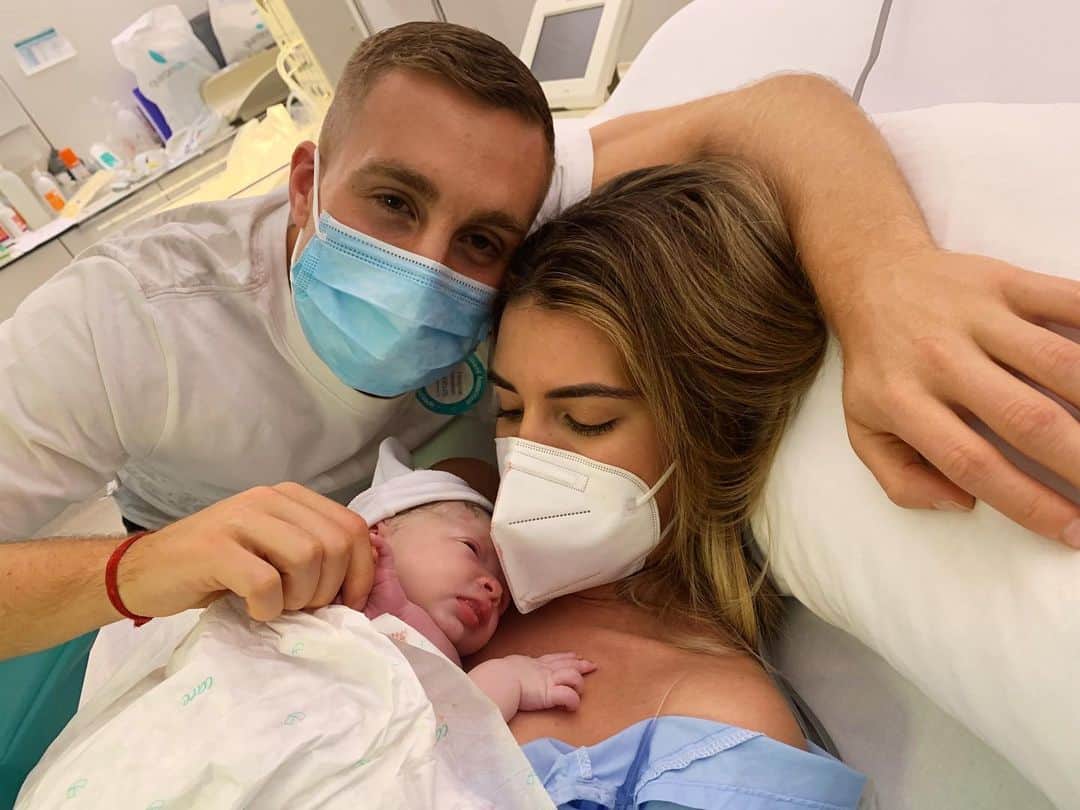ジェラール・デウロフェウのインスタグラム：「Lo vivido ayer por la noche fue algo increíble.. me quedo sin palabras para describir un momento tan especial. Chris Deulofeu Casas, 3.460kg. A tu lado para siempre y deseando que tengas una vida llena de felicidad con mucha salud y amor de tus papás. Por último a ti mi amor @mariacasas.ig , solo puedo agradecerte por darme este momento tan bonito y me siento tan orgulloso de lo bien que te has preparado y lo que has luchado para que este día salga genial . TE AMAMOS💜👨‍👩‍👦」