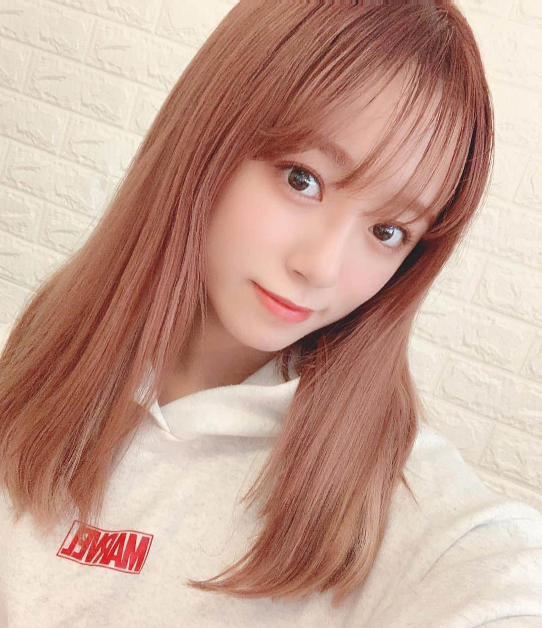 のインスタグラム：「裸眼で失礼します！ お世話になってる　@neutral_official さん。 . みんなから顔がシュッとしたね！って言われて嬉しいです😭✨ 小顔矯正も同時進行しているのでもっと効果を持続できるように頑張りたいと思います✌🏻 #サロンneutral #美肌脱毛neutral」
