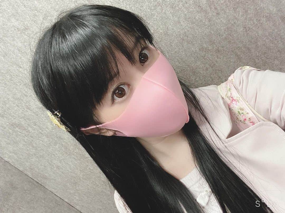 狩野茉莉のインスタグラム：「最近厚手のピンクマスクが可愛くてお気に入り☺️もちろんコロナ対策でつけてるんだけど、保湿力もすごくてダブルでいい感じ😍唇もツルツル✨  今日もお疲れさまりまり✨感染者が増えてますが、皆様も十分にお気をつけください〜(>_<)  #マスク #ピンク」
