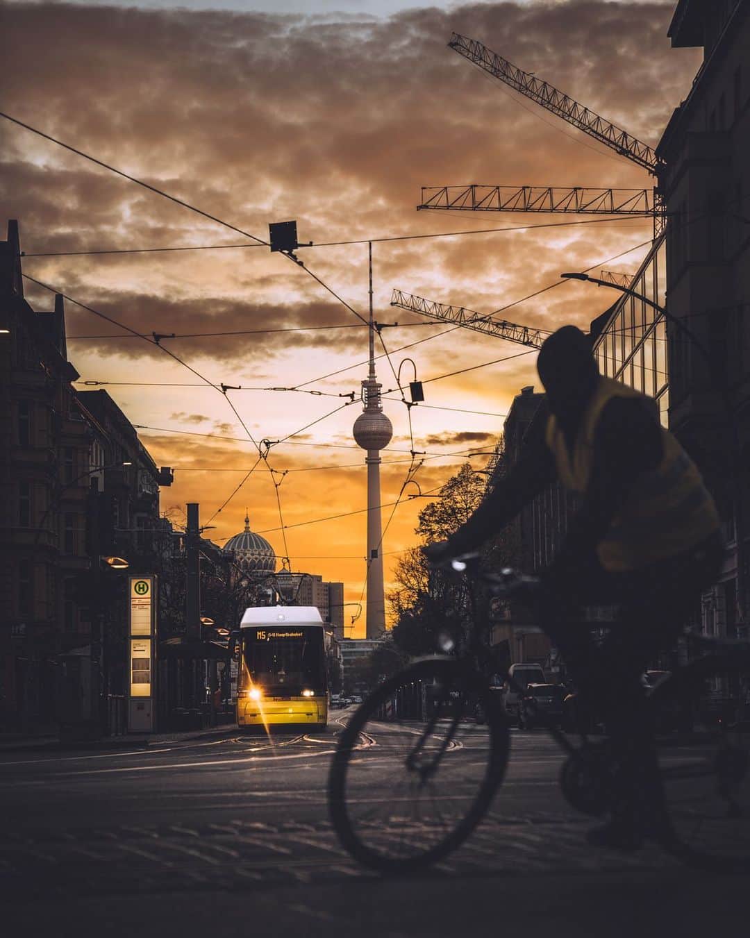 Thomas Kakarekoのインスタグラム：「right on time  That time of the year when the sun perfectly aligns with some of Berlin’s most picturesque streets. As the sun rises, its rays illuminate the asphalt and the buildings that line these streets with a glowing beacon of golden light. Can’t wait to experience it all over again in a couple of months.  #berlin」