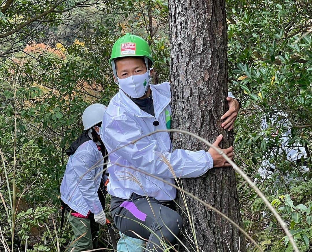 森崎浩司さんのインスタグラム写真 - (森崎浩司Instagram)「今日は午前、午後と森づくり事業にボランティアで参加された方々と広島市森林公園で森の環境整備のお手伝いをしてきました🌲 ノコギリで木の伐採を初体験してみましたが、本当に楽しくて、木がちゃんと切れた時には爽快感MAXになりました🌲☺️ 汗もほどよくかけて非常に良い経験ができたよー😌  来月の12月20日にも2回目の森づくり事業に参加しま〜す🌲☺️  #森づくり #sanfrecce #環境整備 #広島市森林公園 #空気良い #景色良い #ストレス解消 #爽快感 #爽快感半端ない  #木は大切」11月22日 18時17分 - koji.morisaki77