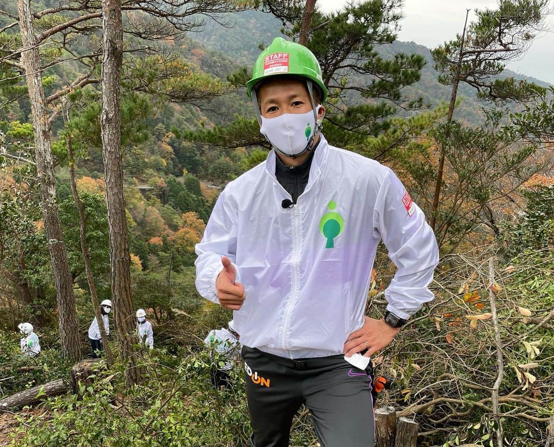 森崎浩司さんのインスタグラム写真 - (森崎浩司Instagram)「今日は午前、午後と森づくり事業にボランティアで参加された方々と広島市森林公園で森の環境整備のお手伝いをしてきました🌲 ノコギリで木の伐採を初体験してみましたが、本当に楽しくて、木がちゃんと切れた時には爽快感MAXになりました🌲☺️ 汗もほどよくかけて非常に良い経験ができたよー😌  来月の12月20日にも2回目の森づくり事業に参加しま〜す🌲☺️  #森づくり #sanfrecce #環境整備 #広島市森林公園 #空気良い #景色良い #ストレス解消 #爽快感 #爽快感半端ない  #木は大切」11月22日 18時17分 - koji.morisaki77