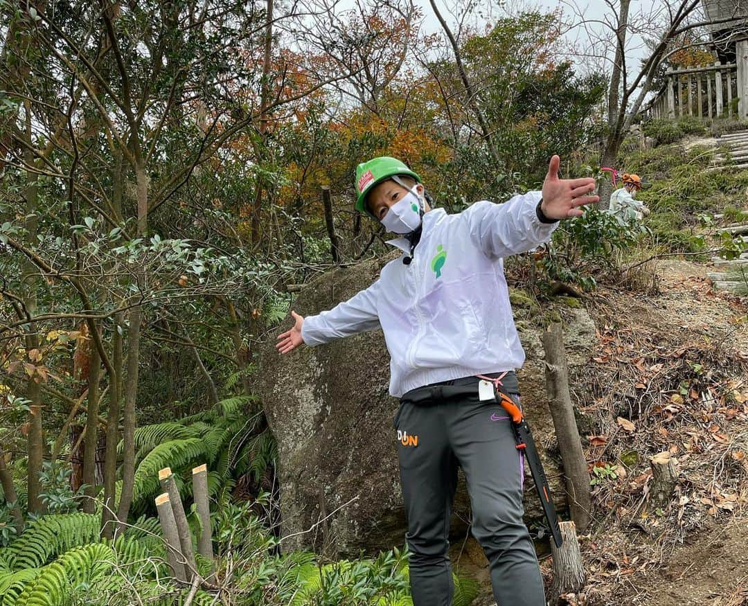 森崎浩司さんのインスタグラム写真 - (森崎浩司Instagram)「今日は午前、午後と森づくり事業にボランティアで参加された方々と広島市森林公園で森の環境整備のお手伝いをしてきました🌲 ノコギリで木の伐採を初体験してみましたが、本当に楽しくて、木がちゃんと切れた時には爽快感MAXになりました🌲☺️ 汗もほどよくかけて非常に良い経験ができたよー😌  来月の12月20日にも2回目の森づくり事業に参加しま〜す🌲☺️  #森づくり #sanfrecce #環境整備 #広島市森林公園 #空気良い #景色良い #ストレス解消 #爽快感 #爽快感半端ない  #木は大切」11月22日 18時17分 - koji.morisaki77