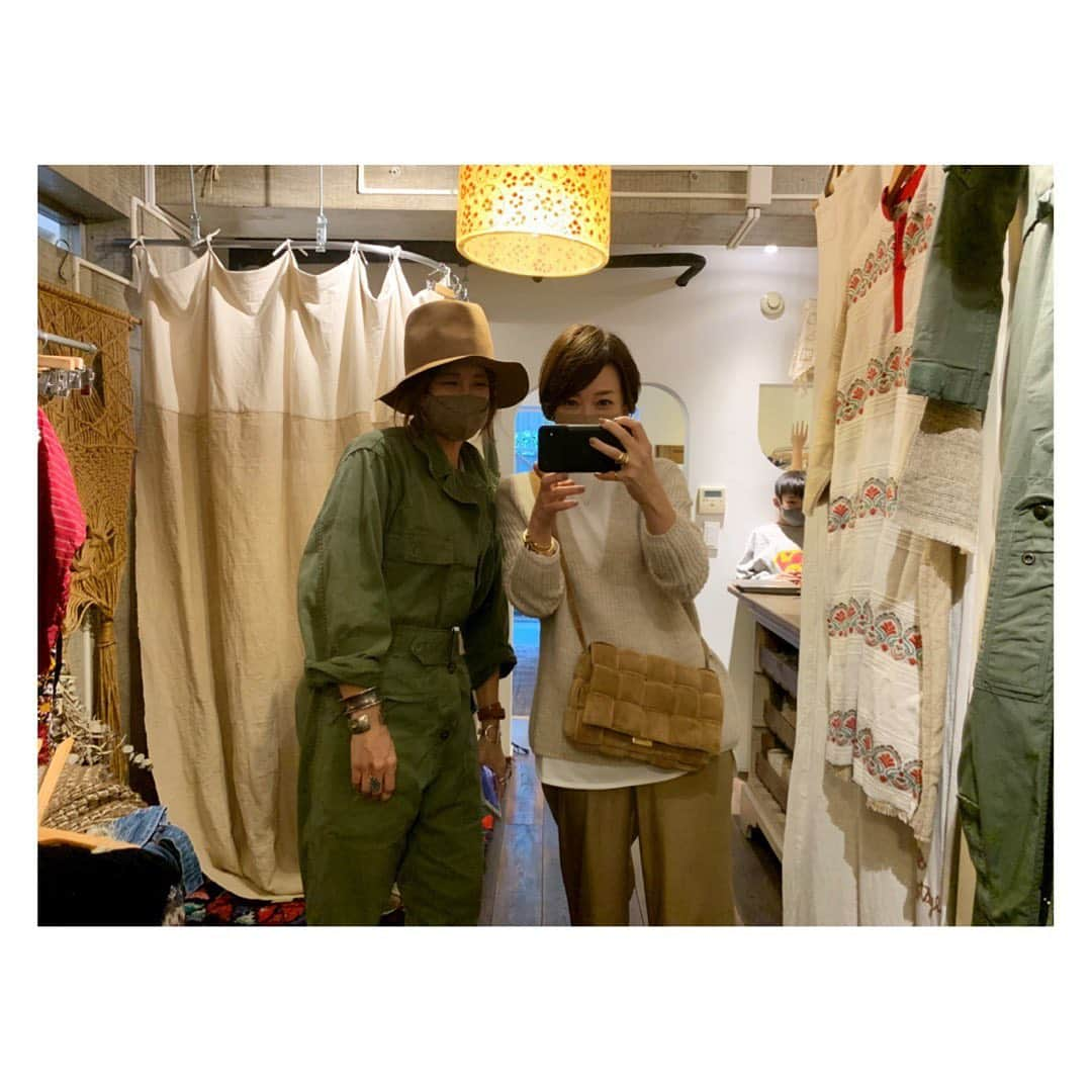 辺見えみりさんのインスタグラム写真 - (辺見えみりInstagram)「ついにopenした　@swellvtgshop へ☺︎  @meg_swellvtg さんおめでとう㊗️やっとやっとだね。世の中色々ある中で挑戦していく事は、すごく勇気がいることだけど、仲間が頑張っている姿は私にとって、本当にパワーをもらいます。 私はオーバーオールとベストを購入させてもらいました。これからも自分のペースで、素敵なお店を続けてね😌」11月22日 18時18分 - emiri_hemmi