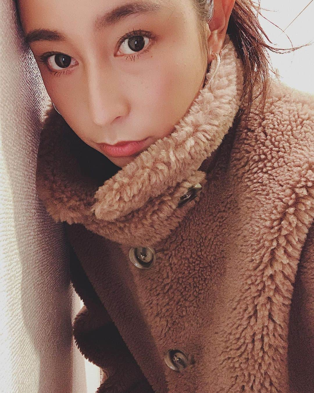 佐藤有里さんのインスタグラム写真 - (佐藤有里Instagram)「. とあるセレクトショップで一目惚れした @pellessimo のボアジャケット🐻 ふみくんとおそろいなの♡ (彼はロング、私はショート) . . CREDONAのアウターもほとんどと言っていいほど社販したくせに、やっちまった〜🤦🏽‍♀️💸」11月22日 18時19分 - yuri_212