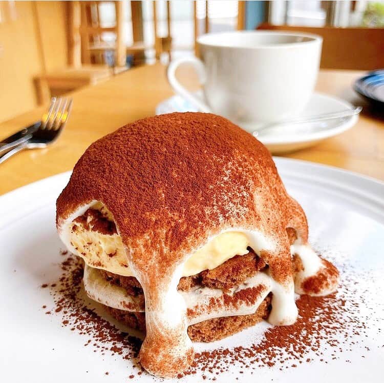 のインスタグラム：「［#cafemiru_東京］﻿ ——————————————————————﻿ 完全予約制のお楽しみ🍊「珈琲日記」﻿ ﻿ "和"の要素を取り入れた、どんなコーヒー・紅茶ともペアリングできるこだわり抜かれたティラミス😳❣️中にはコーヒーゼリーが入っており、飽きずにお楽しみいただけるとのことっ🧸🎶﻿ ﻿ ☑珈琲日記のティラミス🥞﻿ ※販売状況は事前にお店へご確認ください。﻿ ﻿ 📍珈琲日記﻿ ⚪︎住所 / 東京都新宿区市谷柳町7 みちくさくらす内﻿ ⚪︎営業時間 / 完全予約制で不定期営業中﻿ ※現在は営業時間が異なる場合がございますので、事前にご確認ください。﻿ ⚪︎定休日 / 不定休（Instagramをご確認ください）﻿ ⚪︎アクセス / 牛込柳町駅より徒歩2分﻿ ﻿ 【#cafemiru_Tokyo】﻿ 📍COFFEE NIKKI﻿ ◎Open Hours / 【By appointment only】Check Instagram﻿ ◎closest station / 「Ushigomeyanagicho」﻿ ﻿ ☕️ @coffee_nikki﻿ 📷 @chihiyof﻿ ———————————————————﻿ Cafemiruでは「#インスタ探検隊」or「#cafemiru」をタグ付けしているカフェ写真から、運営スタッフが厳選してご紹介しています👀🔍 ﻿ ￼」