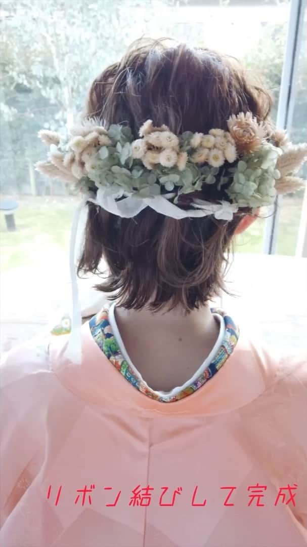 waco⭐️CHACOのインスタグラム：「CHACO x ムラハマハルカ コラボ髪飾りの付け方です。  ヘアアレンジとお花の付け方、リボンの付け方の説明をしています🎀  model @_mura_hama  hair @eight_hair」