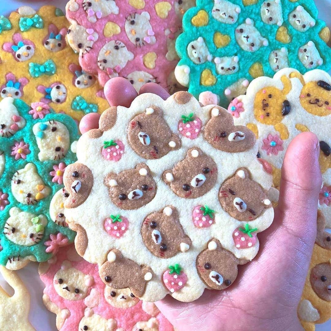 4meee!さんのインスタグラム写真 - (4meee!Instagram)「＼デザインクッキープレートがかわいすぎる！／  いつものクッキーをちょっとした工夫でインパクト抜群に♡  埋め込まれたかのようなデザインのクッキープレートが今SNSで話題なんです🍪  キャラクターや柄など、着色料などで色を作って埋め込むと華やかで存在感抜群に！  クッキーが主役です✨  ケーキなどの下に引いておけば全部食べられる🎂  おうちカフェやお家でパーティーするときにもおすすめです♡！  photoby @9kunikuni2 @yutianliangzi @howl.love.hrm @keiko2520 @gabliore19  ﻿ 流行りのアイテでムやスポットには　@4meee_com をタグ付けして投稿してください🎀﻿ . #4MEEE#フォーミー#アラサー女子#女子力向上委員会﻿﻿ ・ #おうちカフェ#お家カフェ#カフェ#おうち時間#おうちカフェご飯#おうちカフェレシピ#おうち時間#簡単レシピ#お皿#プレート#iihoshiyumiko#イイホシユミコ#daiso#ダイソー#暮らしを楽しむ#おやつタイム#ティータイム#お菓子作り#クッキープレート#デザインクッキープレート#クッキー#手作りお菓子 #手作りおやつ #手作りケーキ #クッキーレシピ#クッキープレート#プレートクッキー#デザインクッキー」11月22日 18時21分 - 4meee_com