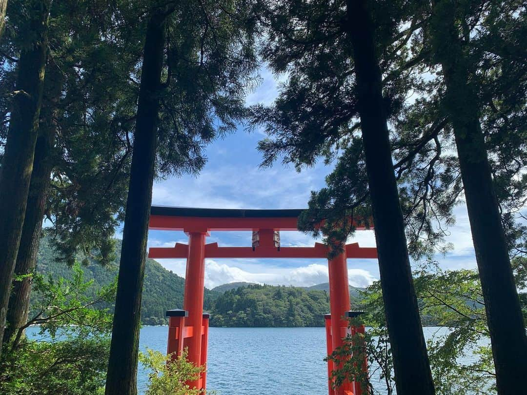 英理香のインスタグラム：「. 9月に行った箱根神社⛩ . #箱根#箱根神社#箱根ひとり旅」