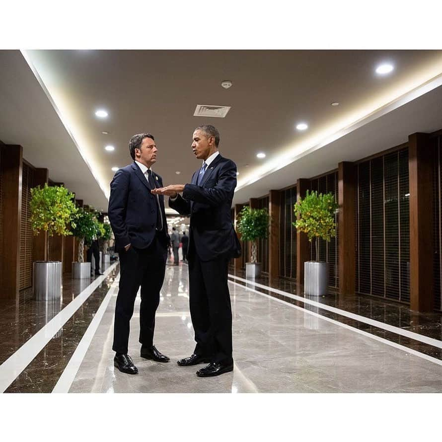 マッテオ・レンツィさんのインスタグラム写真 - (マッテオ・レンツィInstagram)「Il grande Pete Souza, straordinario fotografo del Presidente Obama e grande amico del nostro Tiberio, ha pubblicato oggi sul suo Instagram questa immagine. Era il G20 di cinque anni fa. Considero un privilegio aver lavorato con Obama e ricordo tante chiacchierate informali come questa. Il grande lusso che la politica ti regala è la qualità dei rapporti umani #TerraPromessa #PeteSouza #G20 #ItaliaAmerica」11月22日 18時23分 - matteorenzi