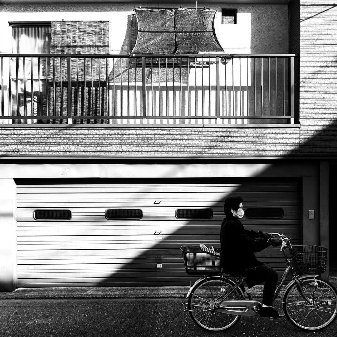 naotakeのインスタグラム：「斜光 - Slanting rays / iPhone 12 Pro Max & Snapseed . . 2年間の技術革新はすごかった。新しいiPhoneだけで行く撮影旅行は身軽で、一眼やミラーレスとは違う写真が撮れるかもしれない。 . . #spicollective #royalsnappingartists #infamous_family #rsa_main #infinity_photo_cult #2_fineart #jp_gallery_member #jp_gallery_bnw #trb_bnw #wp_bnw  #bnw_life #bnwlife_member #bnw_life_shots #bnw_captures #world_bnw #top_bnw #team_jp_ #team_jp_モノクロ #ig_energy_bw #ig_nihon #streetphotographybnw #igersjp #blackandwhite #bnw #bnwphoto #monochrome #bw #bnwphotography #ShotOniPhone #shotoniphone12promax」