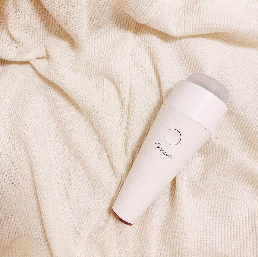 神尾美沙のインスタグラム：「🧖🏻‍♀️✨﻿ ﻿ ﻿ 久々に美容家電にハマるの巻。﻿ ﻿ PLUMINUS（プルミナス）という　﻿ リフトエステが出来る美顔器✨﻿ ﻿ 手持ちの化粧水やシートマスクのお手入れ時に﻿ 使うと、サロンレベルの超音波で﻿ 浸透ケアとリフトケアが一度に出来る♡﻿ ﻿ 3枚目の動画を見てもらうとわかる通り﻿ イメージする一般的な美顔器と違って﻿ ヘッドがぷるぷるなの…🥺✨✨﻿ だからこれまで当てられなかったような﻿ 小鼻の絶妙な隙間とか耳下のツボとか﻿ そういうところもバッチリケアできて感動！﻿ ﻿ そして防水仕様だからお風呂でも使えるし﻿ なんと洗顔時に使えば超音波洗顔になって﻿ 毛穴汚れもオフしてくれちゃう…﻿ ﻿ あとメイクの上からでも使えるから﻿ 出かける前に気になるところに﻿ ちょっと当てる…なんてお手軽ケアも♡﻿ ﻿ ﻿ っていう、本当にいいところしかない美顔器で﻿ 結構私美容家電とか途中で飽きちゃうんだけど﻿ 毎日欠かさずケアできてるくらい凄い！！﻿ ﻿ ﻿ 使い方も簡単で、﻿ ﻿ ①スイッチ長押しでオン﻿ ②強弱好きなモードをボタンで切り替え﻿ ③10秒ごとに当てていく(数えなくてもライトが点灯するから目安になってラク♫)﻿ ﻿ これだけ。笑﻿ ﻿ ﻿ とくにシートマスクしながらケアが私は好き！﻿ この何ヶ月かずーっとマスクで荒れて﻿ カサカサだった部分があったんだけど﻿ コツコツお手入れしてたら﻿ ちゃんとふっくらしてきた…🥺💕﻿ ﻿ ﻿ 見た目もスマートでインテリアに馴染むし﻿ あんまりコツコツ充電しなくても﻿ モチが良いから続けやすい！﻿ ﻿ ということでどハマりしましたプルミナス…♥︎﻿ ﻿ ﻿ 11/25までの限定で 5,000円オフになるクーポン発行してもらったので﻿ ストーリーズとハイライトに置いておきます☺️﻿ ほんとに試してみてほしい✨﻿  ﻿ これからの時期、ギフトにも良いかも♥︎﻿ バーニーズニューヨーク全店でも買えるみたい🌿﻿ ﻿ ﻿ @official_mous﻿ #美顔器#おうちエステ#毛穴#リフトアップ#保湿#おうち美容#美肌#シンプルケア#インテリア#間接照明#超音波#防水#mous#プルミナス#PLUMINUS#おこもり美容#pr#beauty#skincare#metime﻿」