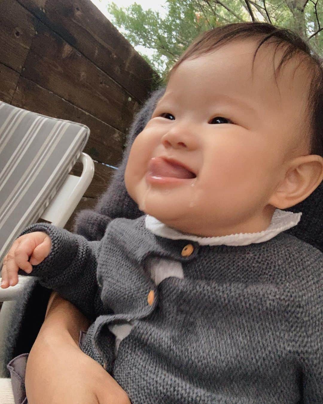のインスタグラム：「パパが食べてるのを見つめる女子🤤🤤 そんな顔されたら食べにくい🤣笑 ・ ・ 離乳食スタートして野菜もスタートして、これからちょっとずつ食べる楽しみを知っていってほしいな♡ ・ ・ #生後6ヶ月#babygirl#離乳食スタート」