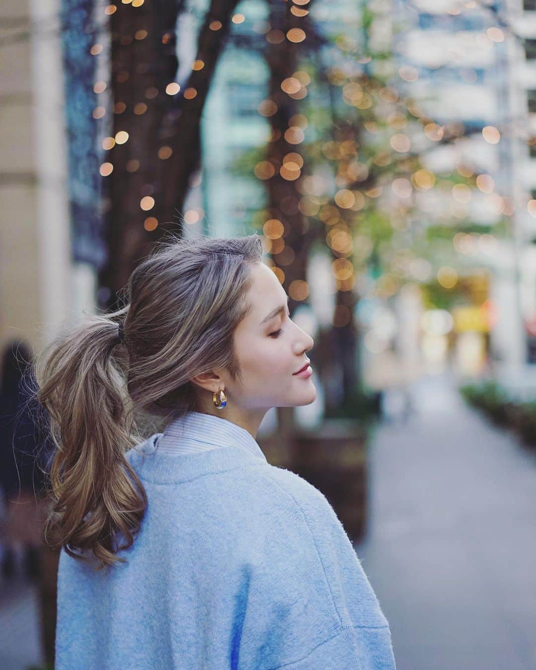fukishaljのインスタグラム：「Blue mood🌍💙  ホットホット♡ ゆる〜く結ぶポニーテールが最近お気に入り😉」