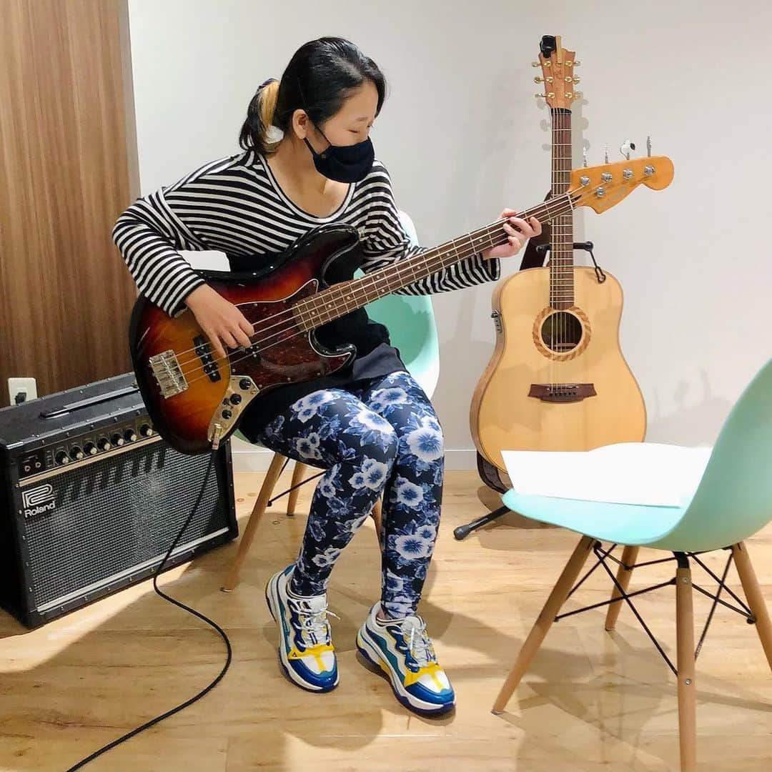 世手子さんのインスタグラム写真 - (世手子Instagram)「Can you hear "STAND BY ME"? I was taught how to play the bass🎹🎸 I became an ambassador for asphalt sneakers and wore new dad shoes👟✨✨ @muzyx #MUZYX #吉祥寺音楽教室 で #ベース #指弾き 教えて貰いました✨✨ みんなでワイワイ練習してるから サイレントドラムで聴こえないかもだけどwww #standbyme #ベース音 聴こえますか？w @asfvltjapan #アスファルトスニーカー の #アンバサダー にこの度就任しました(^-^) ブルーのスニーカー好き❤️ パリのスニーカーはカッコいいね💓💓💓 新しい #ダッドスニーカー でノリノリ #フィンガーピッキング (*´ー｀*) #ミュージックス は 月々9800円で #スタジオ #通い放題 の #音楽好き にはたまらない #サブスク (*☻-☻*) #音楽サークル ノリが楽しかったー！ 100分コースあっという間！ ずっと弾くの大変だからその間に #音楽理論 も教えてくれちゃうよ(*^▽^*) #感染対策もバッチリ なスタジオ一室で #ヘッドフォン しながら  ドラム、ピアノ、ベース、ギターの #個人練習 もできて且つレッスンもしてもらえるから効率的だね(=´∀｀) やっぱ 指の動きが激しいフレーズは難しいww ああー ベースほしいいww  #ギター教室 #ドラム教室 #バンドサークル #pr #トリドリベース #ベース女子 #ベース初心者 #bassgram  #ベース弾いてみた  #ベース教室」11月22日 18時35分 - rojide