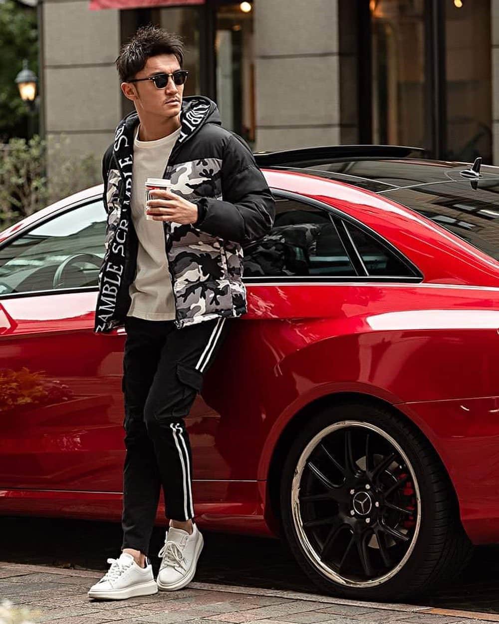 のインスタグラム：「. 今季大注目のラグスポコーデにぴったりなラインカーゴパンツが発売中🔥 . シンプルなアイテムはもちろん、柄物アウターとの相性も抜群😆✨ . ぜひこの機会に👏 . 購入は写真をタップ！ 品番:catn20-62 . #bitter #bitterstore #mensfashion #mensstyle #ootd #fashion #ビター #ビターストア #メンズファッション #メンズスタイル #ファッション #ラグスポコーデ #スポーツmix」