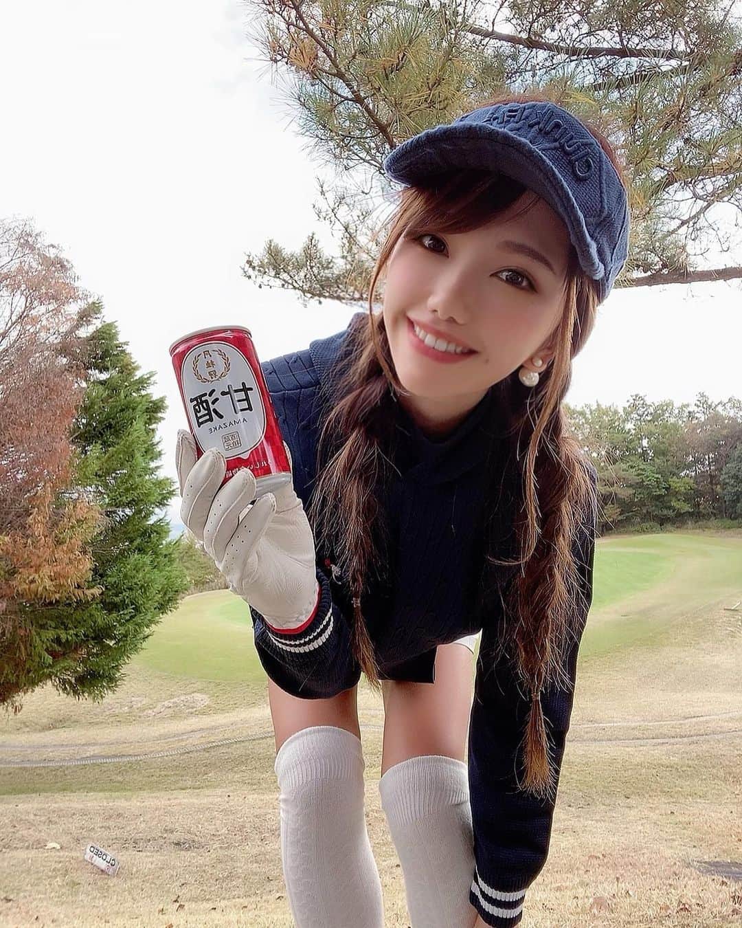 らんたろーのインスタグラム：「こんばんは₍ᐢ.ˬ.ᐢ₎♡♡ 甘酒が美味しい季節🤤💙 寒い中、あたたかい飲みのも飲むのってほっこりしてスキ♡♡  みなさん甘酒は好きですか？🤣🤣💙  今日のウェアは全身 @clunk.official で  @fdr_golf_select でコーデを 組んでいただきました👗🤍  珍しく紺色🙈♡♡ カジュアルなかんじでGood🙆‍♀️💓 腕のところにマークがあるの 可愛くて必死にとってる動画🤣(2枚目)  ドライバー振ったあと、ふらふら しちゃうのはなぜ？🤨🤨？(3枚目)  100切りした次のラウンドは 🍎106でした🤣あれれ？笑  ３歩進んで２歩下がる、、  #ゴルフ女子 #ゴルフ好きな人と繋がりたい #ゴルフコーデ #ゴルフウェア #ゴルフ女子と繋がりたい #ゴルフ女子コーデ #宇治 #京都 #関西ゴルフ女子 #ゴルフ初心者 #ゴルフスイング  #fdrgolfselect」