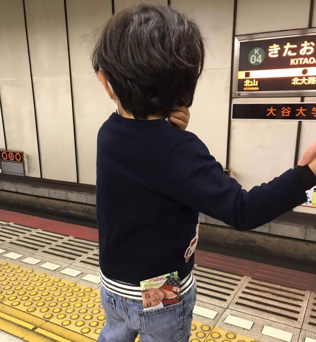 皆川勇気のインスタグラム：「甥っ子が川畑さんにどハマりして、離さないらしい😌😌」