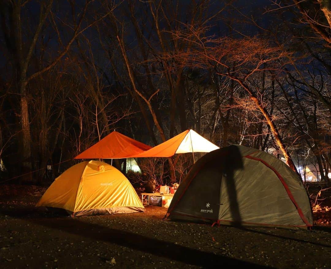 江原蓮のインスタグラム：「. 夜は寒かった。  #Amazon で買った3千円のタープで充分だった笑  #jetboil で #しゃぶしゃぶ  はオススメしない  結局、外で食べる カップ焼きそばが美味いんだよなぁ〜  #榛名湖オートキャンプ場  #榛名湖 #キャンプ  #オートキャンプ　 #キャンプ男子 #メスティン」