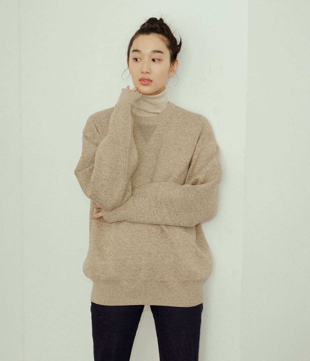 のインスタグラム：「PREORDER ITEM for UNISEX  ■ヘビーウェイト 杢スウェットニットプルオーバー ￥13,200(TAX INCLUDED)  へビーウェイトのスウェットのような生地感と、 ニットの柔らかな肌触りが両立した、上品な杢目が目を惹く新感覚のプルオーバー。  ユニセックスで着用可能なややオーバーサイズなシルエットと、 優しい色味が特徴のワンマイルウェア。  @adametrope @jadorejunonline #adametrope #unisex」