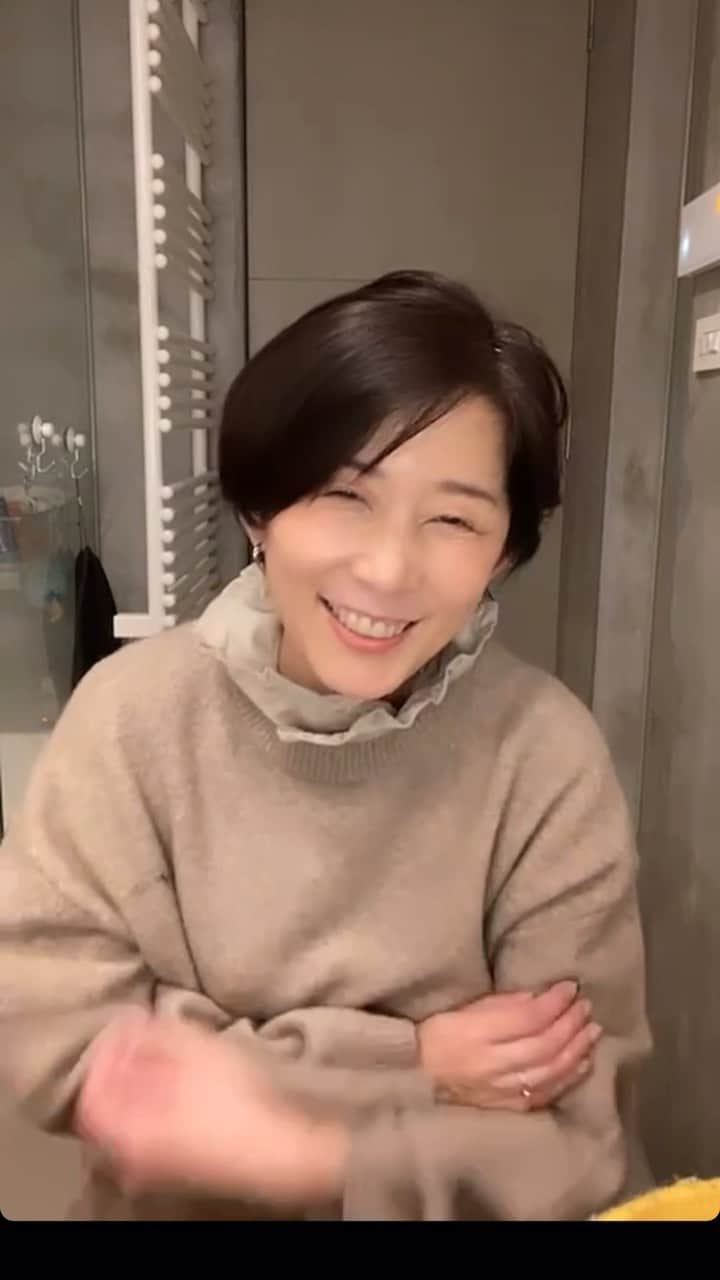 ひうらさとるのインスタグラム：「昨日のインスタライブのグダグダを小分けにしました！（メイクグッズ編やオンラインサイン会の話や、迷子の時間の感想など）IGTV に入ってるので良かったら（本編は3日くらいで消すつもりです！）オンラインサイン会の応募が少なくてどうしようかなwて話をしてます🤣　いやマジで🤣🤣」