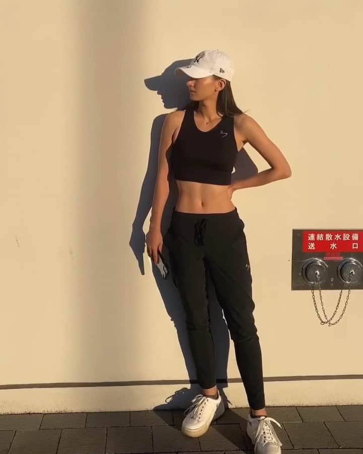 のインスタグラム：「Whatssupp everyone,how was your day?みんな3連休は何してお過ごしですか？🥰私はday offで気持ちの良い外トレ日和という事で、バンドと自重を使った背中のワークアウトを30分ほどやって来ました🏋️‍♀️背中ワークアウトの中で私がよくやっているオススメのやつをいくつか撮って来たので、次回の記事で紹介するね📷﻿☺️ ﻿ #workout #casual #バックライン #背中 #トレーニング」