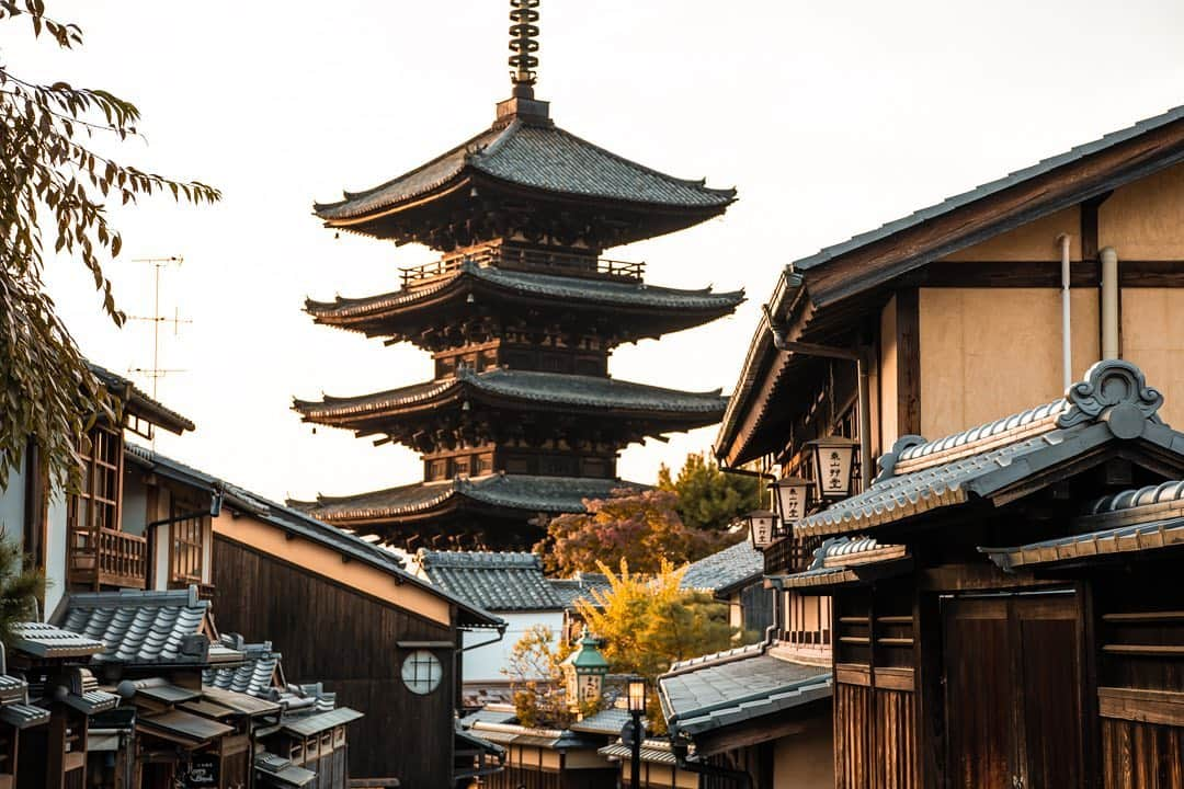 大越光貴のインスタグラム：「ここの景色が好きすぎてずっとおりました⛩🌇  #KYOTO #TEMPLE #SUNSET #nikond850 #nikonphotography #asianphotographer #travelphotographer #夕焼け #夕日 #八坂の塔 #祇園 #京都 #大阪 #兵庫 #関西旅行 #一人旅 #風景写真 #ファインダー越しの私の世界 #gotoトラベルキャンペーン」