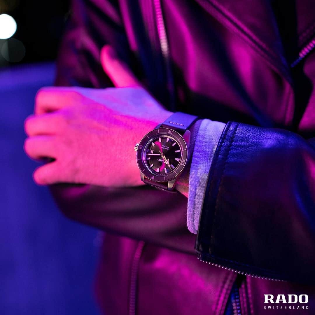 ラドーのインスタグラム：「Keep track of the night with our Rado Captain Cook Bronze and make sure to experience the best of the city before the daylight returns. #RadoCaptainCook #Feelit」