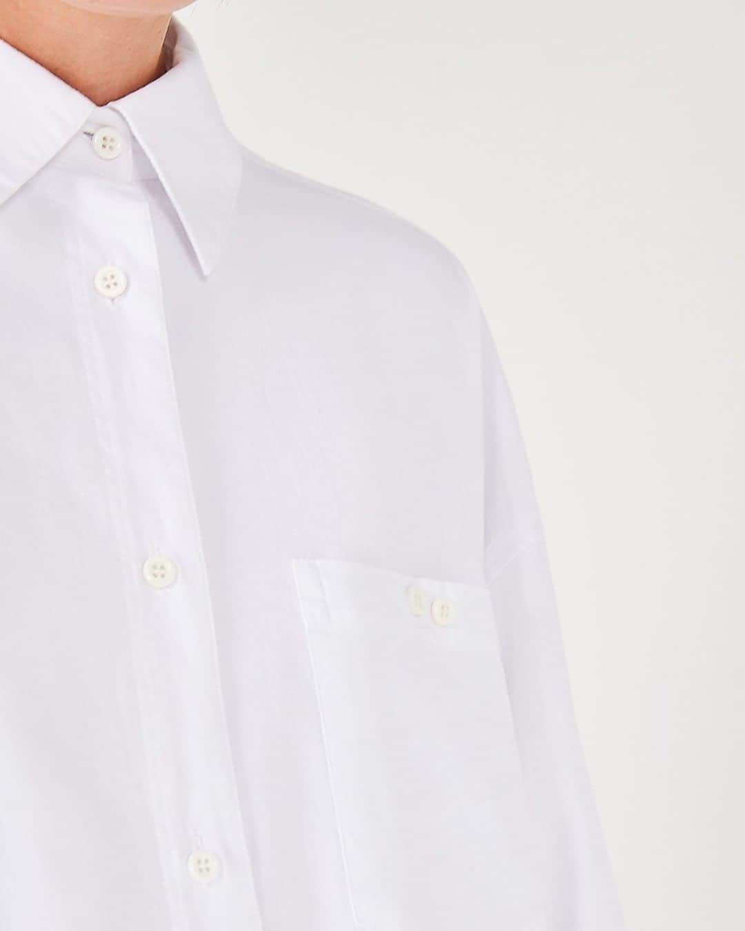 アメリカンビンテージのインスタグラム：「Our white shirt is a classic garment made in 100% cotton ___ #AmericanVintage #FW20 #womenswear」