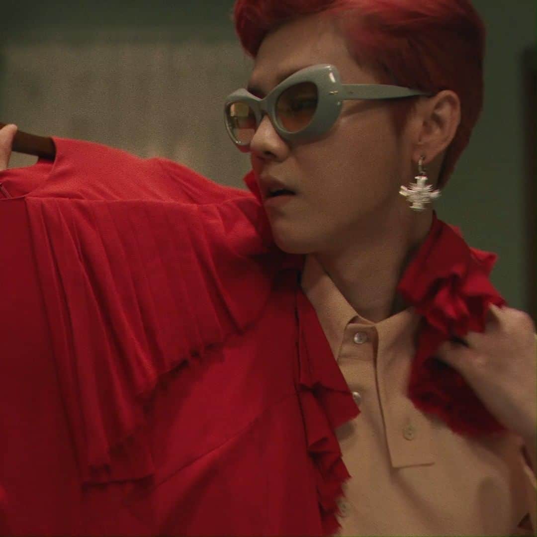 のインスタグラム：「Appearing in the seventh and final episode from ‘Ouverture Of Something That Never Ended,’ #LuHan @7_luhan_m. Watch ‘A Nightly Walk’ premiering on @gucci or through link in bio at 12pm CET / 7pm CST. #GucciFest #GucciOuverture #AlessandroMichele @alessandro_michele」