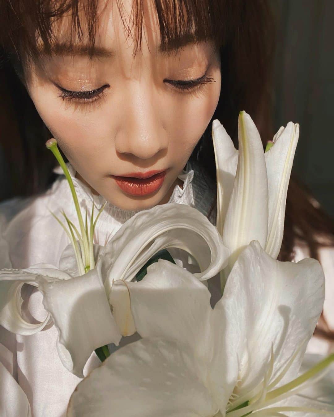 岡本杏理のインスタグラム：「・ 百合は香りがいいからベットルームに置くのが最大の癒し♡ #whitelily」