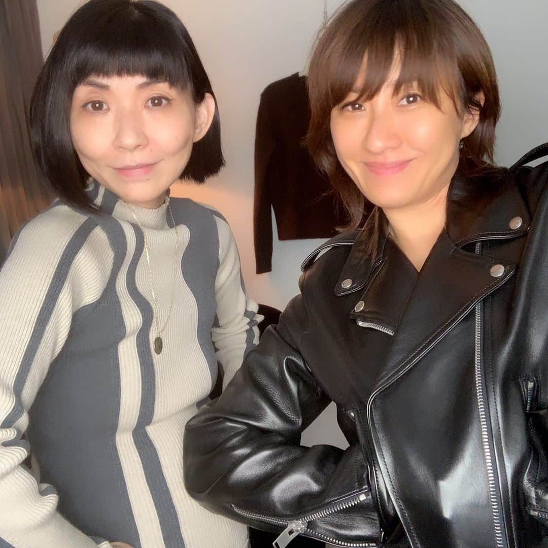 風間ゆみえのインスタグラム：「LITTLE SHOP  "Instagram LIVE" オンラインフリーマーケット お楽しみいただきありがとうございました❣️  12:00〜16:00 ＋延長1時間半はInstagramLIVEとしては、かなりロングランではありましたがあっという間でした😂   おけい先生が話していた、私たちがオーダーしたデリバリーはヴィーガンカレーのナタラジ表参道店です^_^  3連休中30%OFFにてと言いながらほぼsold outになってしまっていますよね…スミマセン。  今日、絨毯や毛布や、その他、追加したお洋服をアップしようと思っていたのですが、同じくらいの量になりそうで、撮りきず、、、 なので‼︎  近々、もう一度企画しますね🙇🏻‍♂️✨  ライダーズお買い求めの方へ この写真におけい先生とふたりのサイン入れて送ります‼︎ 明日より随時発送していきますので少しお待ち下さいね！  もちろん、ライダーズに書いたりしてませんからね🤣 おけいセンセ本当に面白いのよ❤️  ＊オンラインフリーマーケットでお買いものいただいた皆さまへ  この度はお買い上げありがとうございました😊 LITTLE SHOPフリーマーケットのアイテムは、全て再利用の紙袋や段ボールにて送らせていただきますのでご了承下さい。 よろしくお願いします✨  #yumie_k_style」