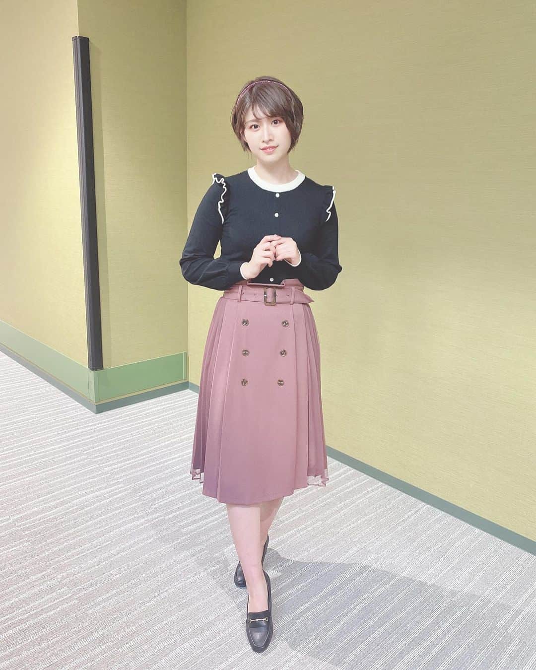 のインスタグラム：「🍑🖤 . こういうお洋服着ることができるのも衣装ならでは〜👏🏻 #サタデーウォッチン #衣装」