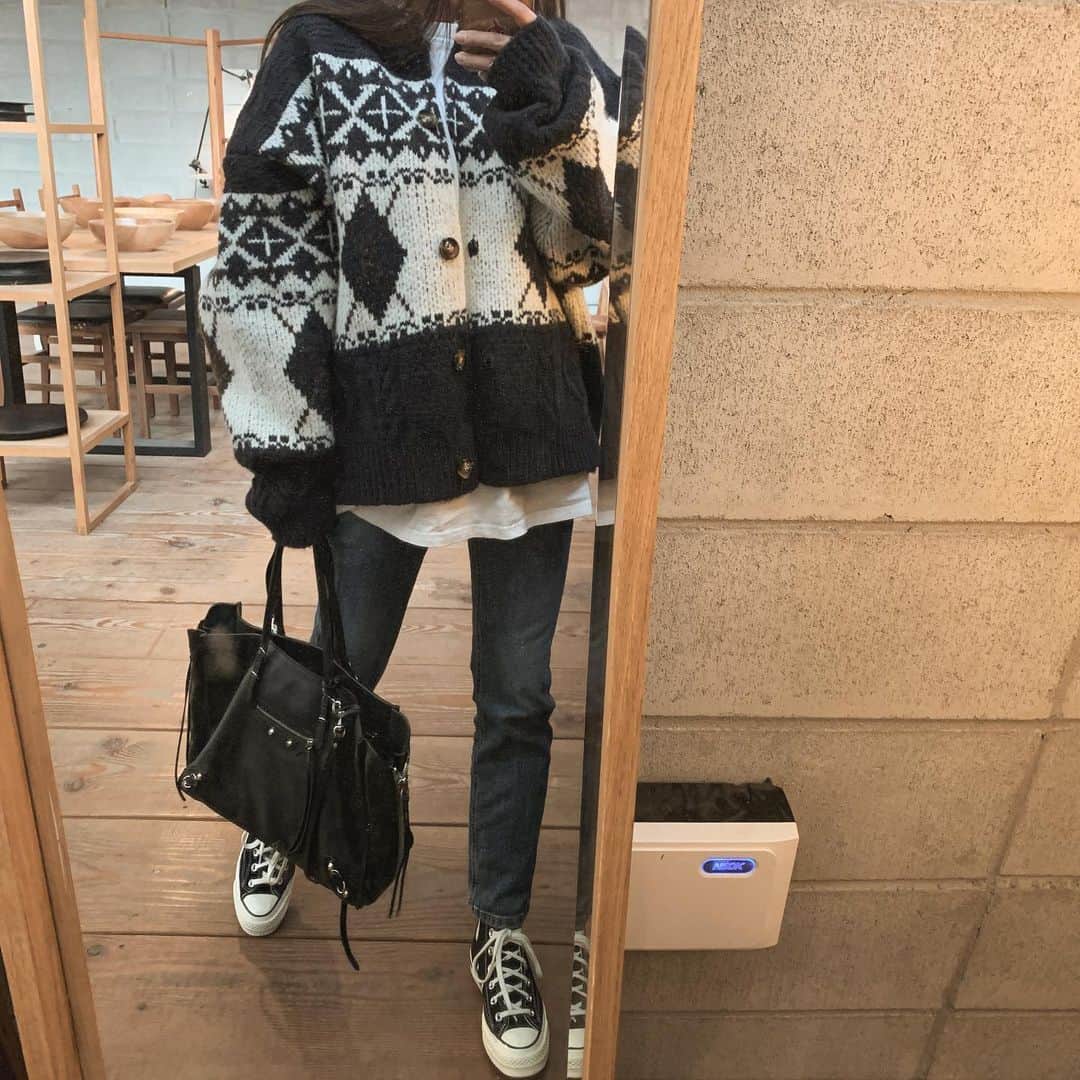 ユン・アラのインスタグラム：「2차 마켓 오늘 자정 마감이에요 🙋🏻‍♀️  가디건 원피스 워머폴라 모두  베이직한 디자인으로 세트 상품으로 구매하시면  겨울내내 데일리룩으로 활용하기 좋으실거에요 💛  얼른 막차 타세요!! 🚗  데이지 코듀로이 원피스 블랙색상 문의가  너무너무 많은데,  현재 입고 지연으로 업데이트가 늦어지고 있어요 😭 최대한 빠르게 준비해서 보여드릴게요!   다음주 일요일 (11월29일) pm 8:00  데이지 코듀로이 원피스 리오더 진행 할게요!」