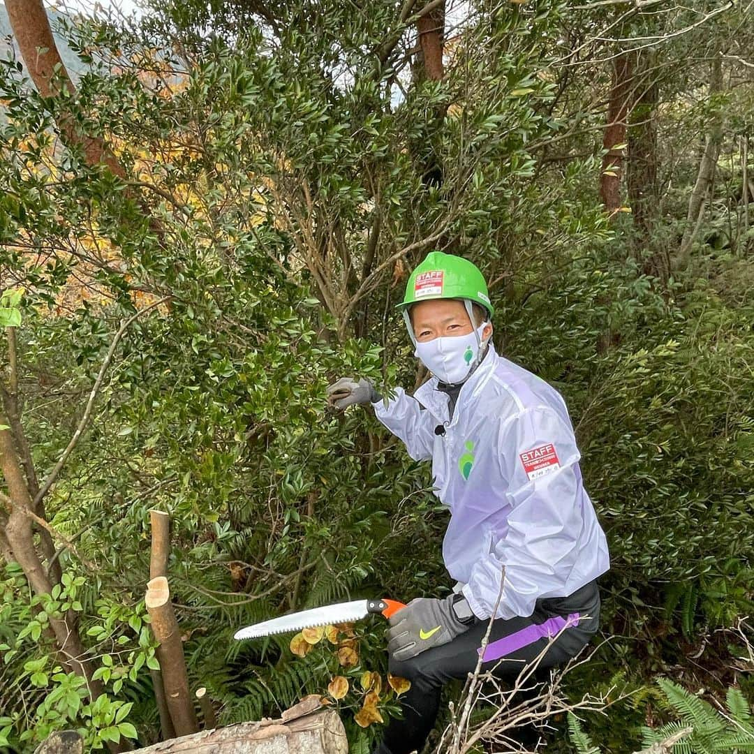 森崎浩司さんのインスタグラム写真 - (森崎浩司Instagram)「森づくり② 20本くらいは切ったかな🌲😊  #森づくり #ノコギリ #木の伐採 #楽しい」11月22日 19時06分 - koji.morisaki77