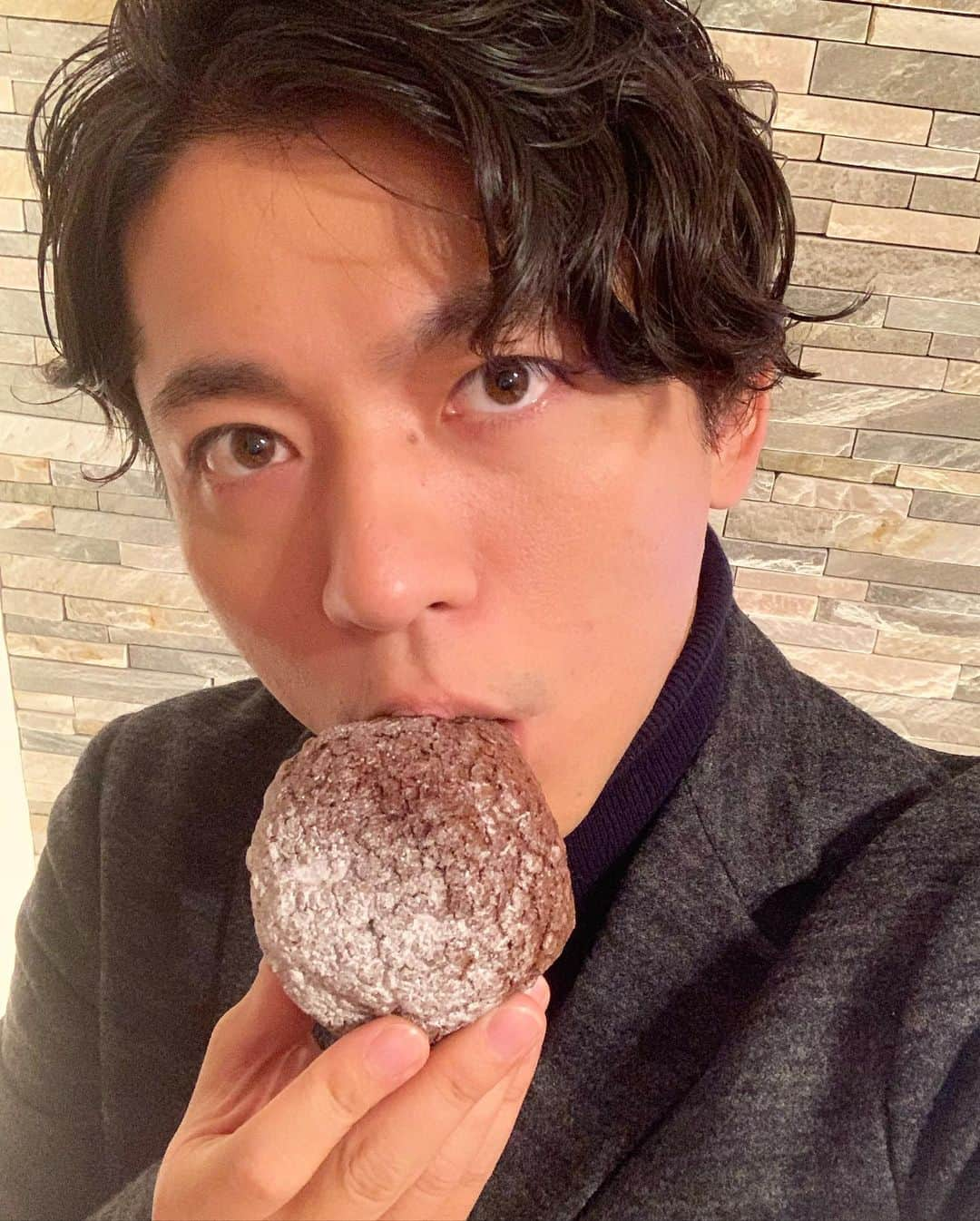 工藤淳之介さんのインスタグラム写真 - (工藤淳之介Instagram)「火曜ドラマ「この恋あたためますか」とセブンイレブンのコラボで発売中！ すでに召し上がったでしょうか😋✨？ 劇中さながらのこだわりのシュークリーム。 食感もサクッフワッモチっと個性的で、私の様なチョコ好きにはたまらないちょっと大人な味わいでした🥺  ※写真は浅羽社長を目指そうと試みましたが、顔の系統から何からそもそも全部が違い過ぎてぴえん  #新潟 #新潟放送  #火曜ドラマ #火曜10時  #この恋あたためますか  #恋あた  #スイーツ  #限定スイーツ  #コンビニスイーツ  #シュークリーム #コラボ商品 #チョコシュー  #bsn #アナウンサー #スイーツ男子  #すいーつぐらむ  #工藤淳之介」11月22日 19時07分 - kudojun_nosuke_bsn