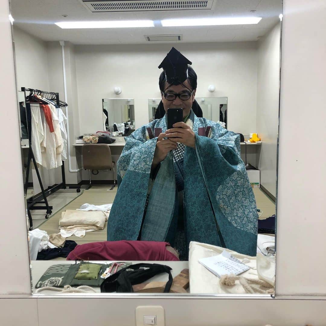 いとうせいこうのインスタグラム：「神有月の出雲世界にて安田登一座&深野神楽『芸能開闢　古事記』。ピーター・ブルックかと思う混淆の豊かさであった。俺は長袴で小刀さして大団円のラップ！」