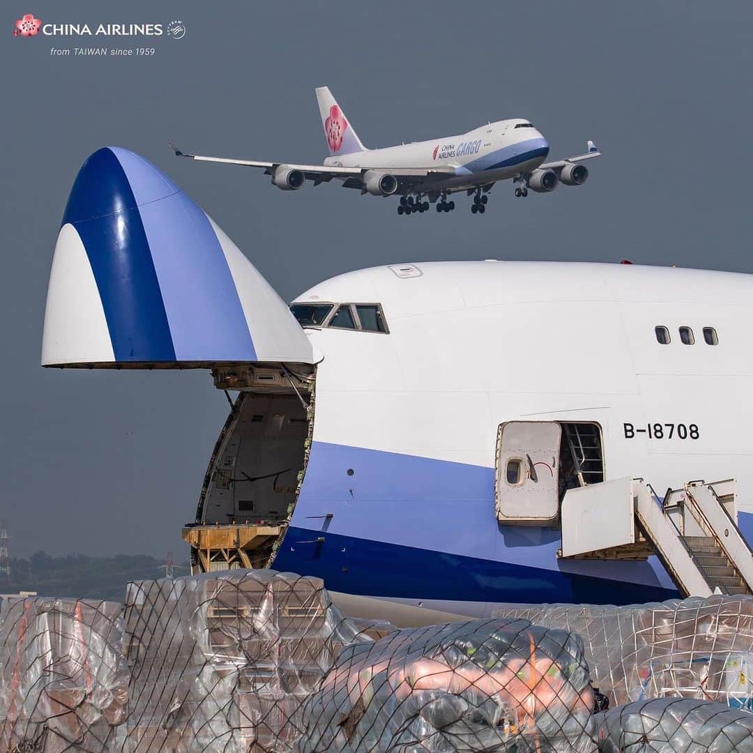 日本地区チャイナ エアラインさんのインスタグラム写真 - (日本地区チャイナ エアラインInstagram)「【Boeing 747-400】  私たちのボーイング747-400の奮闘ぶりをご覧ください！ 感染予防対策物資の輸送という大きな任務を背負って、今日も世界のどこかで飛び回っています。 Thank You @jasonspotter0605  ＜公式HP＞ https://goo.gl/vif8Qp  #チャイナエアライン #chinaairlines #中華航空 #スカイチーム #台湾 #防疫」11月22日 19時16分 - chinaairlines.jp