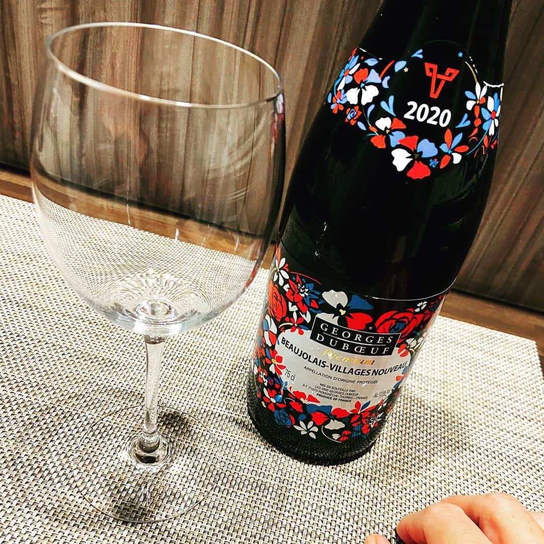 本城聡章のインスタグラム：「今週もお疲れ様😉ライブ疲れも癒えた日曜🍷今年もいただきます😋  #ボジョレーヴィラージュヌーボー 2020  #ジョルジュデュブッフ #BeaujolaisVillagesNouveau  #GeorgesDuboeuf」