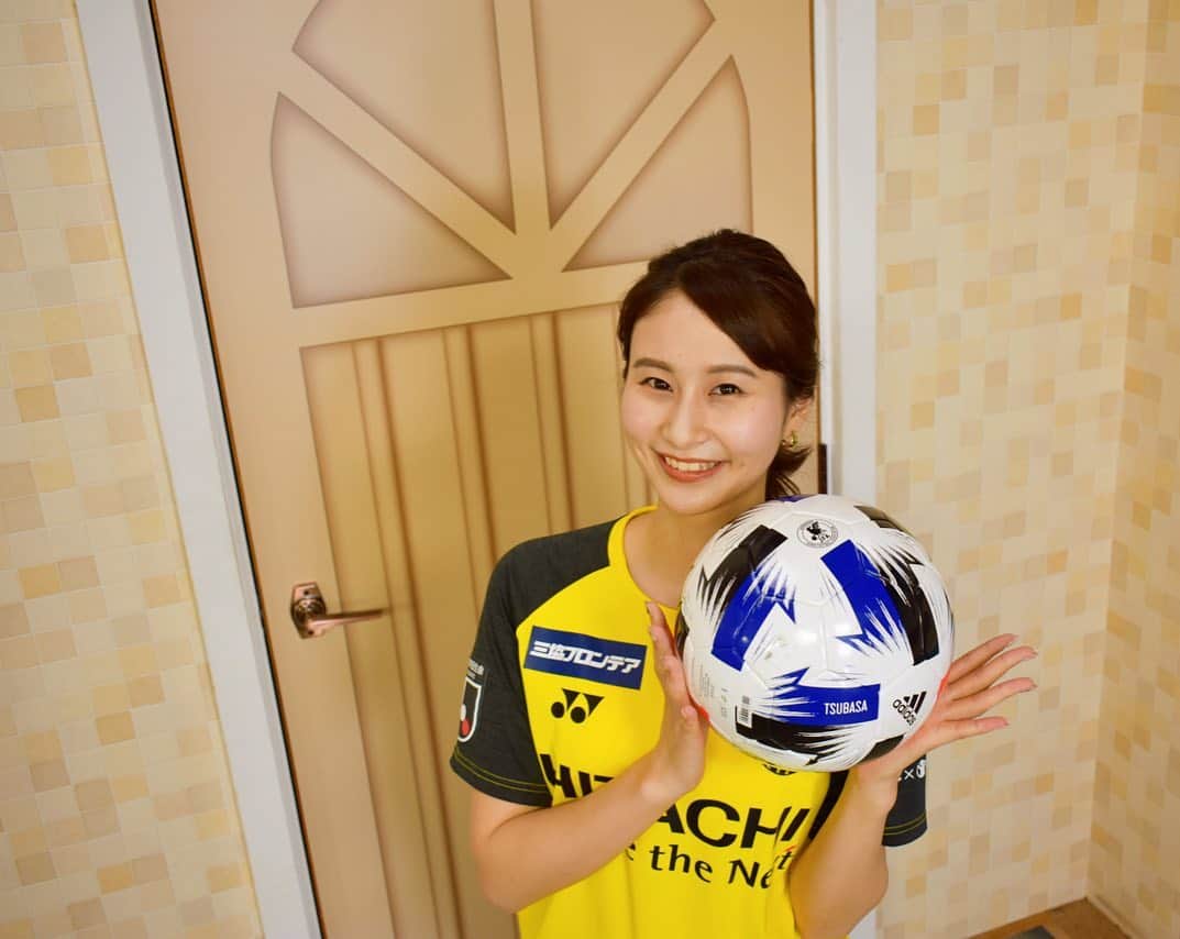 のインスタグラム：「. 【お知らせです★】 チバテレビのJ1柏レイソル応援番組「Rising Reysol! 」の期間限定MCをさせていただけることになりました⚽️私が出演する初回の放送はこのあと20時30分スタートです！ 今回はMCのあや吉さんこと西谷綾子さんの産休中の代理ということでお話をいただいたんですが、フリーのお仕事で産休というのはとても珍しいことですよね✨それだけあや吉さんがサポーターのみなさんに愛されているということですし、女性の活躍に協力的なチバテレさんも素敵だなと思い喜んで引き受けさせていただきました☺️ . 期間限定ではありますが、皆さんにこれまでと変わらず楽しんでいただける番組をお届けできるように頑張りますのでどうぞよろしくお願いします！ . #柏レイソル #Jリーグ #チバテレ　#ライジングレイソル  #フリーアナウンサー #佐田志歩」