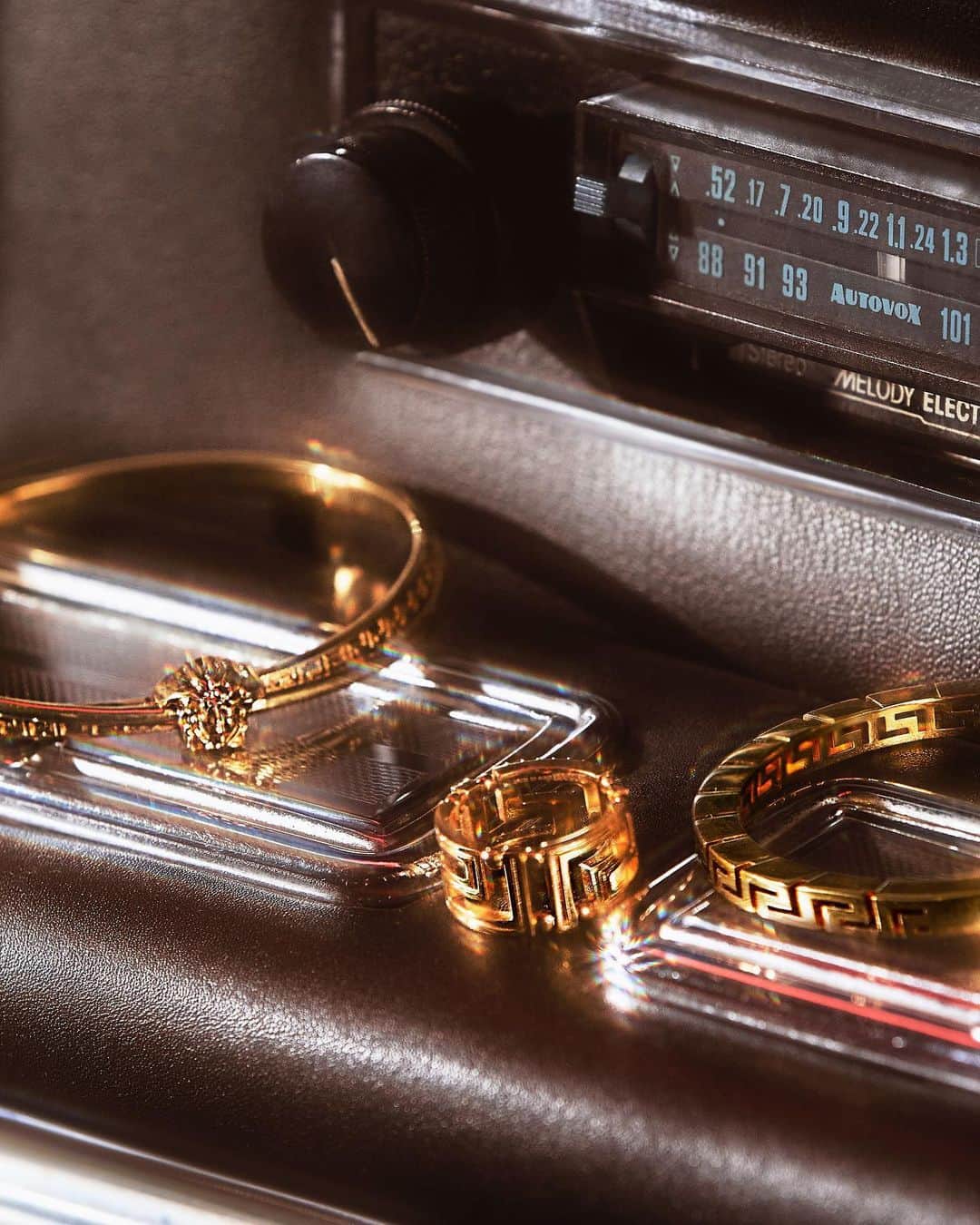 のインスタグラム：「Dial up the glamour - outfit-making jewelry designs are available now at the link in bio. #VersaceHoliday」