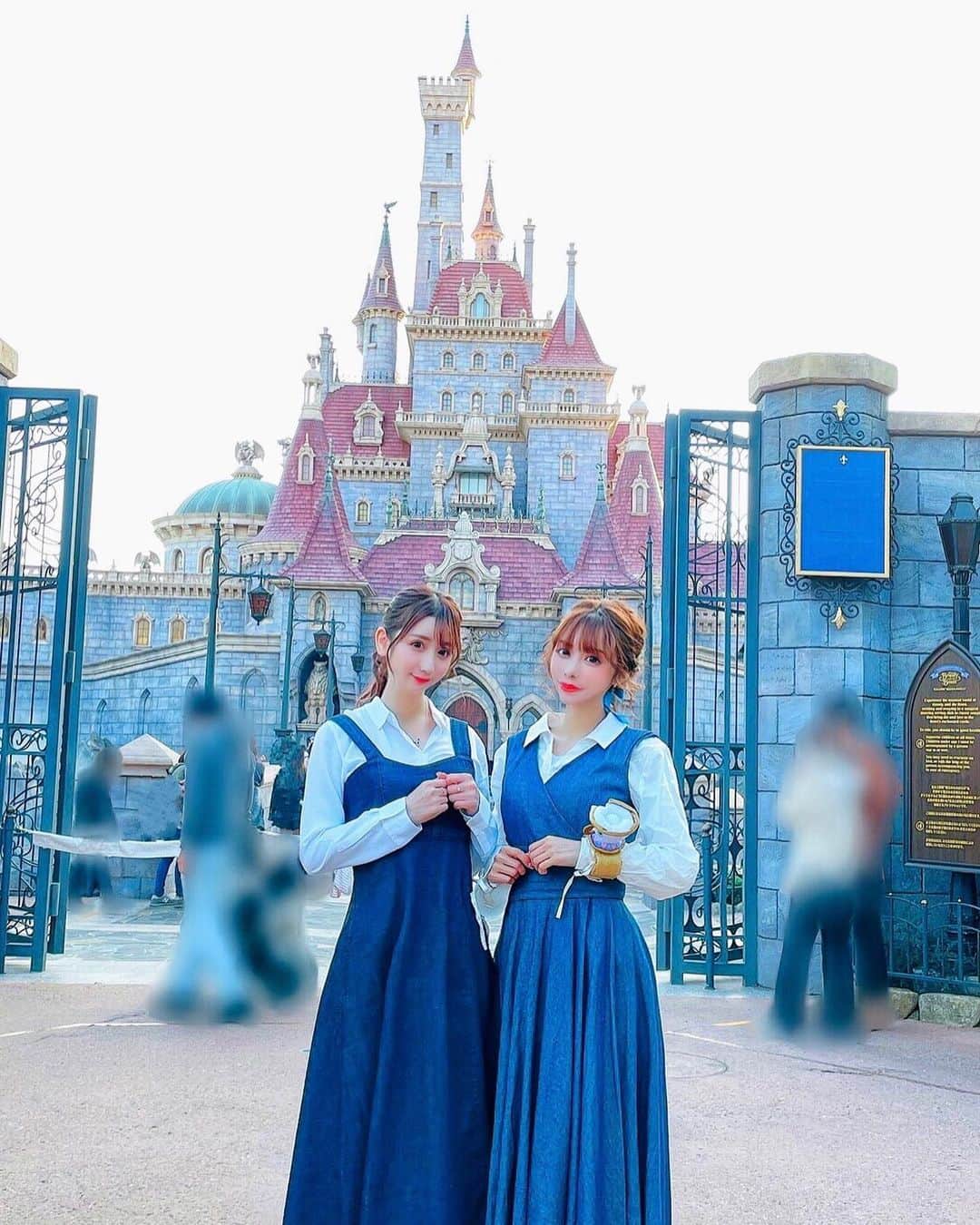 のインスタグラム：「Beauty and the Beast👸🏼🥀 . #disney  #disneyland  #beautyandthebeast  #belle  #美女と野獣 #町娘ベル  #ベルコーデ #チップ」