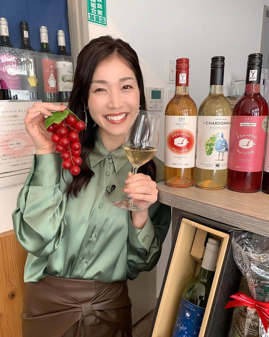 佐藤美樹さんのインスタグラム写真 - (佐藤美樹Instagram)「. ハマナビワイン特集🍷✨ . 動画は撮影前、食リポの参考に説明を聞いている様子です♩ ワインの感想は難しいので、今回はお店の方々に沢山質問しちゃいました🍾 優しい皆さんに感謝。 . 次回の担当回、 中華街大特集も楽しみにしていて 下さいねっ☺️ . 📸 . ･‥…━━━☆･‥…━━━☆･‥…━☆ #ハマナビ  #ロケ  #ワイン  #どのお店も素敵でした  #また行きたい  #ワイン好き  #ワイナリー  #ほろ酔い  #撮影  #お仕事で飲めていいねって言われる #本当にその通りです  #最高です  #美味しかったです  #幸せ時間でした  #リポーター  #食リポ  #取材  #ワインの感想  #難しいよね  #詳しくなりたい  #女子アナ  #ポートレート  #佐藤美樹」11月22日 19時15分 - satomiki0224