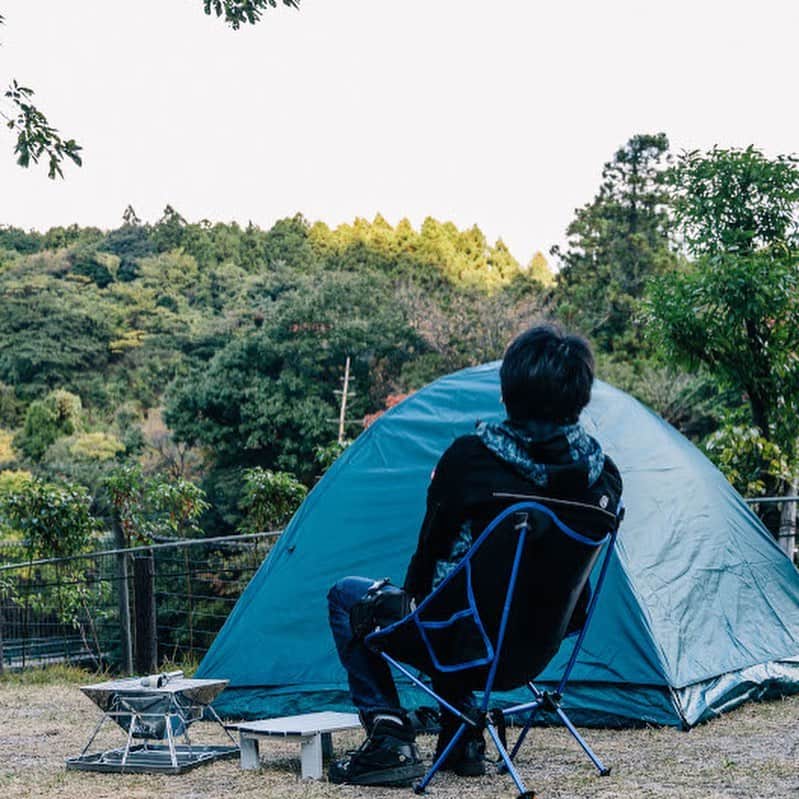 キャンプ情報サイト［ランタン］さんのインスタグラム写真 - (キャンプ情報サイト［ランタン］Instagram)「CAMP SMILE STYLE ／ バイクと非日常の時間を味わうソロキャンプ ＼ いろんなキャンパーのキャンプスタイルを現地取材と一般キャンパーからの投稿で数多く掲載してます。 . . 詳しくは @lantern.camp webサイトをご覧ください . . #camp #camping #outdoor #travel #trip #lantern_smile #nature #キャンプ #キャンプ用品 #キャンプギア #アウトドア #テント #自然 #旅行 #キャンプ初心者  #キャンプ好きな人と繋がりたい #camper #外遊び #MOON LENCE #LANTERN #キャンプレイアウト #秋キャンプ #青川峡キャンピングパーク #ソロキャンプ #ソロキャン #ツーリングキャンプ #バイク #隼 #バイクツーリング」11月22日 19時19分 - lantern.camp