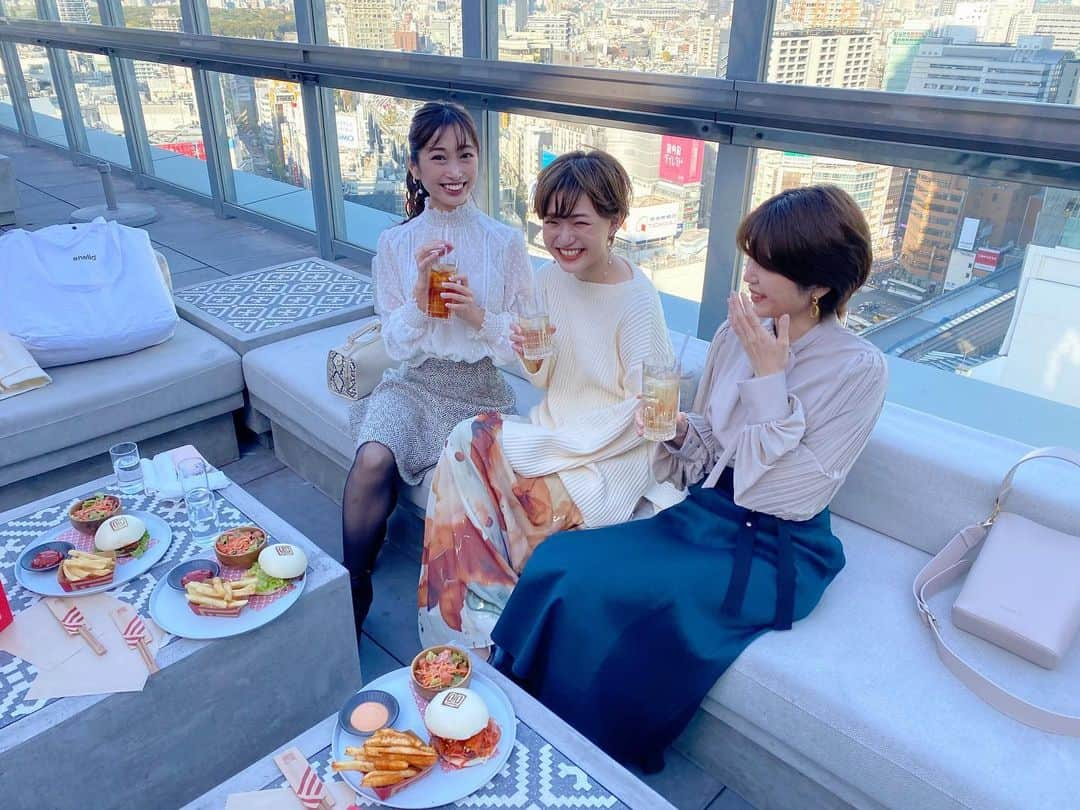 yukichi_yukiさんのインスタグラム写真 - (yukichi_yukiInstagram)「地上17Fでランチ♡ 元気が出る2人に会えて幸せ❤️🥺  この写真お店の人が撮ってくれたんだけど、めちゃくちゃ上手いからみんなもおまかせすることをおすすめします。  抜けるような青空だった〜♥️  #ゆきちゆき  #ランチ#ランチタイム#女子会#渋谷#渋谷ランチ#東京ランチ#celavitokyo」11月22日 19時19分 - yukichi_yuki