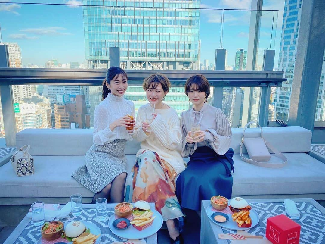 yukichi_yukiさんのインスタグラム写真 - (yukichi_yukiInstagram)「地上17Fでランチ♡ 元気が出る2人に会えて幸せ❤️🥺  この写真お店の人が撮ってくれたんだけど、めちゃくちゃ上手いからみんなもおまかせすることをおすすめします。  抜けるような青空だった〜♥️  #ゆきちゆき  #ランチ#ランチタイム#女子会#渋谷#渋谷ランチ#東京ランチ#celavitokyo」11月22日 19時19分 - yukichi_yuki