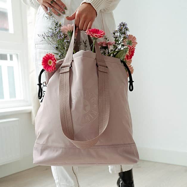 キプリングさんのインスタグラム写真 - (キプリングInstagram)「Carry flowers, sports gear or books, the Deepa tote bag has got you! 🌺🌼🌸 📸 by @pamcyrille in the softest tones #Origin #LiveLight」11月22日 19時22分 - kipling