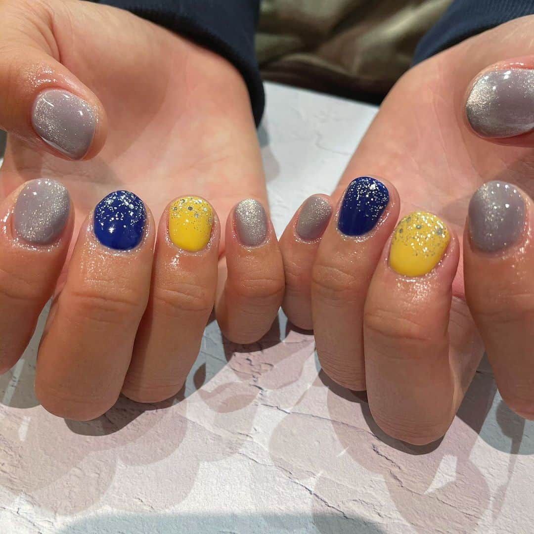 竹山佳林のインスタグラム：「人生初のお店でジェルネイル💅 ・ @holidays.takarazuka  さんに行ってきました✨ 今回は前から気になっていたマグネットネイルと、私のラッキーカラーのブルーとイエローを入れてもらいました🙌 @holidays.rika  さんがとても丁寧にキレイにやってくれて大満足☺️ ずっと爪見てる☺️☺️ 母もまつげパーマーをしてもらって喜んでました👀 ・ お店もおしゃれでキレイだし、店員さん皆さん明るくて楽しい方でした🥰 もし宝塚に寄ることがあれば是非行ってみてください😁 ・ https://beauty.hotpepper.jp/kr/slnH000505454/ ・ #ネイル #ネイルサロン #パラジェル #パラジェルネイル #デザインネイル #マグネットネイル #まつげ #まつげパーマ #まつげエクステ #パリジェンヌ #エステ #筋膜リリース #宝塚 #宝塚サロン #宝塚ネイルサロン #宝塚エステサロン  #totalbeautysalon #holidays #トータルビューティーサロン #ホリデイズ」