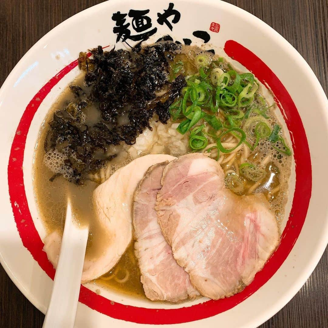 華月咲（さーちゃん）のインスタグラム：「🍜 #麺やでこ #追い煮干しそば ¥900 #蟹味噌の和え玉ハーフ ¥400 新丸子駅より徒歩３分。 ＊ ヤミツキニボにまた出逢ってしまった🐟 意味わからんぐらい美味かった🐟（語彙力） スープはもちろん、麺のプリプリ具合優勝！ なんだろ、麺が生きてた😇スープに絡んで 無我夢中ですすってたらあっという間に 全部なくなっちゃったから和え玉追加✌️笑 これもまたペーストたっぷりで🦀昇天した。 種類豊富だったから全制覇したい(*ˊᵕˋ*)੭💓 ＊ 武蔵小杉からも歩いて５分ぐらいなので 各自便利な線でどうぞ🚃ラーメン激戦区！ ・ ・ #japan #kanagawa #shinmaruko #ramen  #でこ #神奈川 #新丸子 #新丸子グルメ #神奈川ラーメン #新丸子ラーメン #煮干ラーメン #煮干しラーメン #ラーメン #ラーメン女子 #ラーメン部関東 #ラーメン倶楽部 #ラーメン部 #麺スタグラマー #麺スタグラム #ラーメン好きと繋がりたい #ラーメンパトロール」